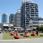Farniente au soleil à Takutai Square, Auckland